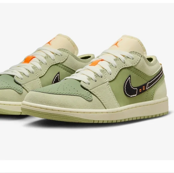 Air Jordan 1 Low Kids Sneakers - Picture 1 of 4